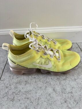 Nike vapor max  women’s Yellow and White VaporMax Inner Tag Detail